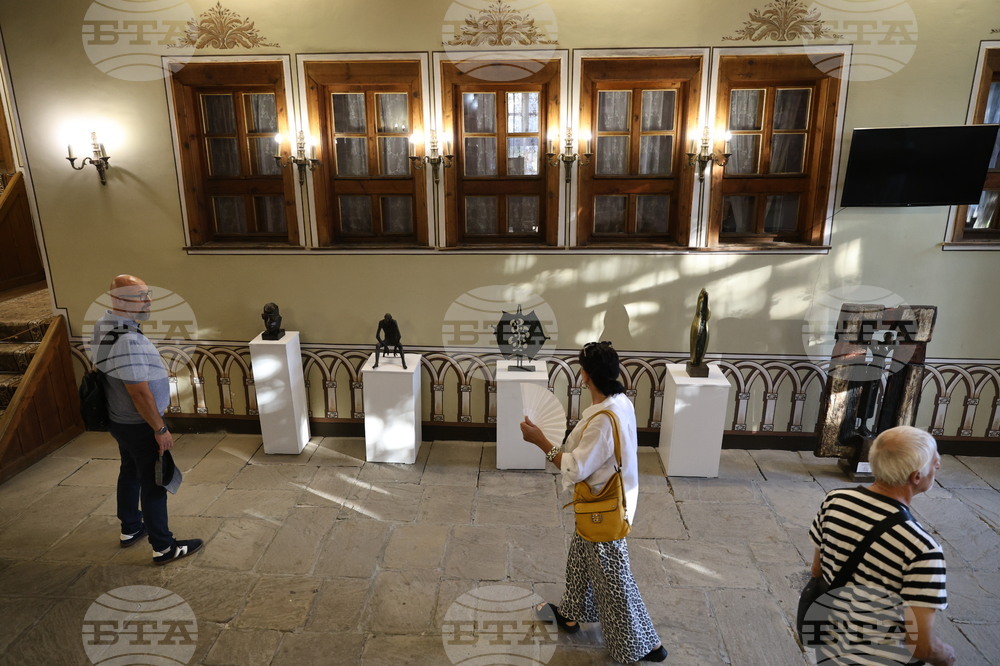 Хора, разглеждащи галерия